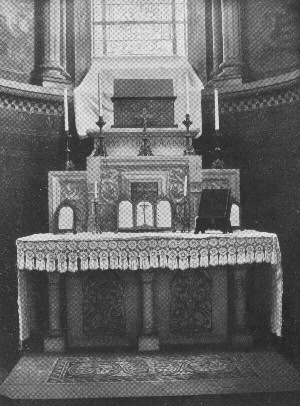 Body of St. Thomas Aquinas 
(in châsse above altar), 
removed from Dominican church 
at the revolution to the Chapel 
of the Holy Ghost, Church of 
St Sernin, Toulouse.